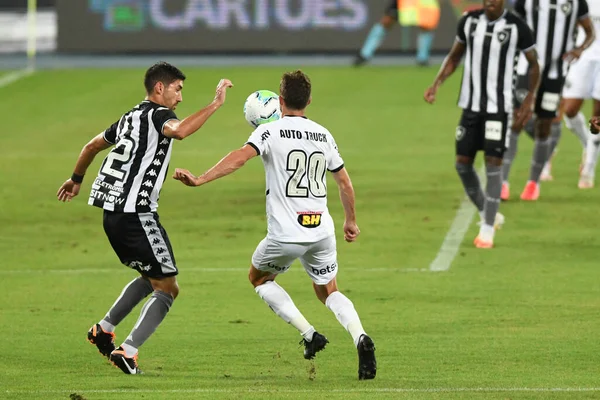 Rio, Brezilya - 19 Ağustos 2020: F. Barrandeguy ve Hyoran oyuncusu Botafogo ve Atletico-MG arasında Nilton Santos Stadyumu 'nda Brezilya Şampiyonası' nda oynanan maçta