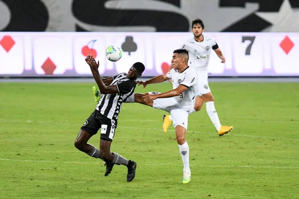 Rio, Brezilya - 19 Ağustos 2020: Matheus Babi, Nilton Santos Stadyumu 'nda Brezilya Şampiyonası' nda Botafogo ve Atletico-MG arasında oynanan karşılaşmada