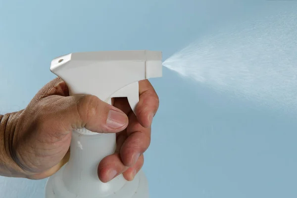 Pessoa Que Aplica Spray Álcool Para Higiene — Fotografia de Stock