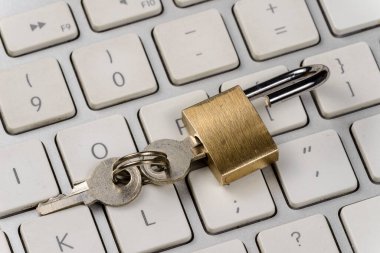 klavyede asma kilitli bilgisayar / internet güvenlik kavramı