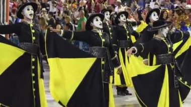 Rio, Brezilya - 24 Şubat 2020: Samba okulu Sao Clemente 'nin Marques de Sapucai Sambodromo' daki geçit töreni