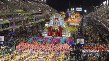 Rio, Brezilya - 24 Şubat 2020: Samba okulu Sao Clemente 'nin Marques de Sapucai Sambodromo' daki geçit töreni