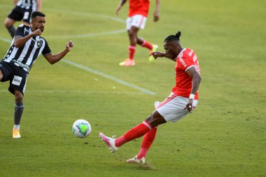 Rio, Brezilya - 29 Ağustos 2020: Nilton Santos Stadyumu 'nda düzenlenen Brezilya Şampiyonası' nda Botafogo 0 ve 2 Internacional arasında oynanan maçta Moises oyuncusu