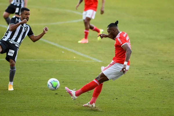 Rio, Brezilya - 29 Ağustos 2020: Nilton Santos Stadyumu 'nda düzenlenen Brezilya Şampiyonası' nda Botafogo 0 ve 2 Internacional arasında oynanan maçta Moises oyuncusu