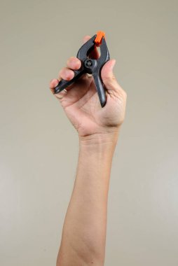 Endüstri işçilerinin el ele tutuşması mekanik araç