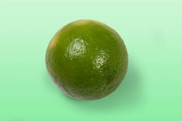 Limão Taitiano Inteiro Fundo Verde Claro — Fotografia de Stock