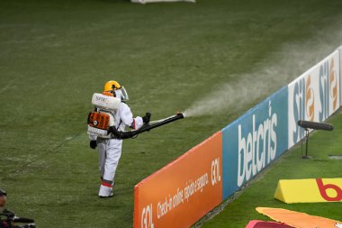 Rio, Brezilya - Eylül 02, 2020: Personel Maracana Stadyumu 'nda Brezilya Şampiyonası' nda Fluminense (1) ve Atletico-GO arasında oynanan karşılaşmada sahada temizlik yapıyor.