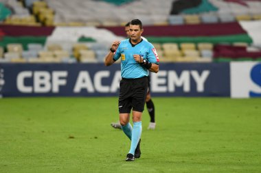 Rio, Brezilya - 02 Eylül 2020: Marielson Alves Silva Fluminense (1) ile (1) Atletico-GO arasında Maracana Stadyumu 'nda oynanan maçta hakem