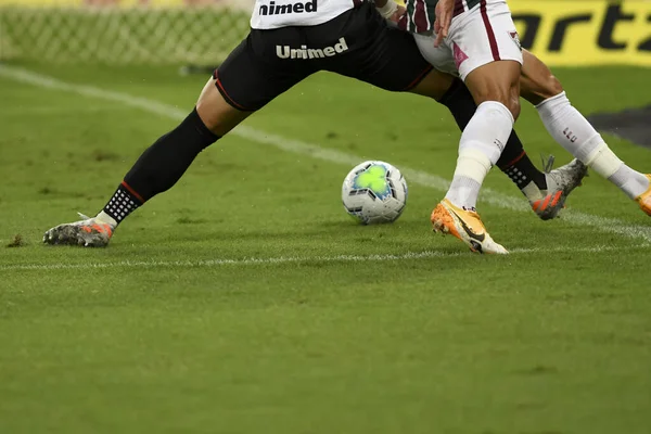 ブラジル 2020年9月2日 Fluminense の間の試合で選手の足とボールを示すゲームスローマラカナスタジアムでブラジル選手権によるAtletico — ストック写真
