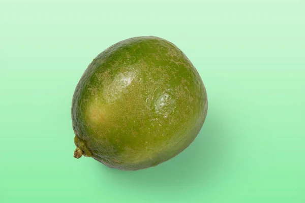 Цілий Лимон Світло Зеленому Тлі — стокове фото
