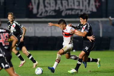 Rio, Brezilya - 10 Eylül 2020: Sao Januario Stadyumu 'nda Brezilya Şampiyonası Vasco 1 ve 2 Atletico-GO arasında oynanan maçta Alman Cano e Edson oyuncusu