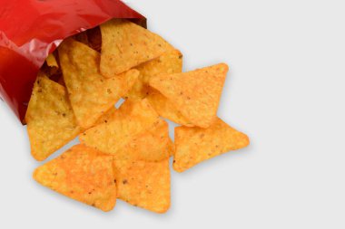 Cips paketini aç. Ultra işlenmiş yiyecek.
