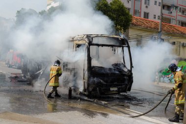 Rio, Brezilya - 28 Eylül 2020: itfaiye otobüste yangın söndürüyor.