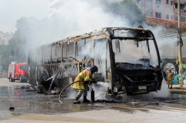 Rio, Brezilya - 28 Eylül 2020: itfaiye otobüste yangın söndürüyor.