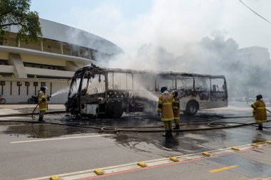 Rio, Brezilya - 28 Eylül 2020: itfaiye otobüste yangın söndürüyor.