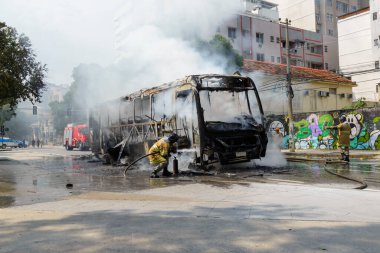 Rio, Brezilya - 28 Eylül 2020: itfaiye otobüste yangın söndürüyor.