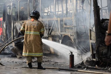 Rio, Brezilya - 28 Eylül 2020: itfaiye otobüste yangın söndürüyor.