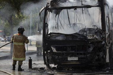 Rio, Brezilya - 28 Eylül 2020: itfaiye otobüste yangın söndürüyor.