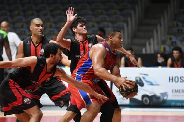 Rio, Brezilya - Ekim 2020: Yago Dionisio oyuncuları Niteroi Basquete X Club Municipal ile Rio de Janeiro Basketbol Şampiyonası arasında Maracanazinho Stadyumu 'nda oynanan karşılaşmada