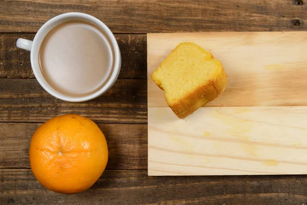 Brasilianisches Frühstück Mit Kaffee Mit Milch Maiskuchen Und Mandarine — Stockfoto