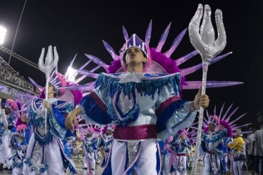 Rio, Brezilya - 22 Şubat 2020: Samba Okulu Akademicos do Sossego 'nun Marques de Sapucai Sambodromo' da geçit töreni