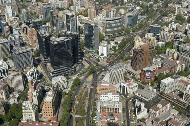 Santiago, Şili, 22 Ekim 2023, şehir manzarası binaların ve evlerin mimarisini gösteriyor.