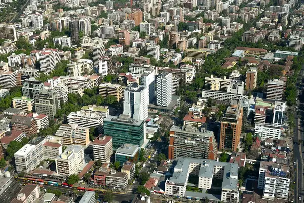 Santiago, Şili, 22 Ekim 2023, şehir manzarası binaların ve evlerin mimarisini gösteriyor.