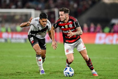 Rio, Brezilya - 21 Eylül 2025: Lucas Oliveira ve Saul, Maracana Stadyumu 'ndaki Brezilya Şampiyonası' nın 24. raundunda Flamengo x Vasco arasında oynanan maçta