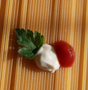 Maydanozlu ketçap ve soslu makarna.