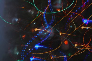 Renkli bir bokeh Noel ağacı