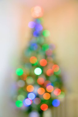 Renkli bir bokeh Noel ağacı