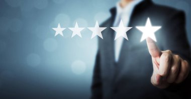 İşadamı şirket notunu artırmak için beş yıldız işareti gösteriyor