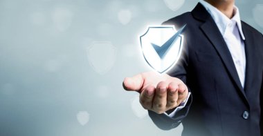 İşadamı holding kalkan kutsal kişilerin resmi, kavram siber güvenlik güvenli verilerinizi koruyun