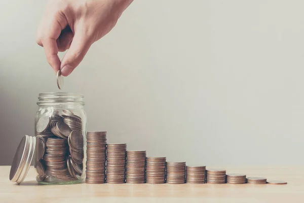 Hand van de mannelijke of vrouwelijke zetten munten in pot met geld stack stap groeiende groei te besparen geld, Concept financiering van zakelijke investeringen — Stockfoto