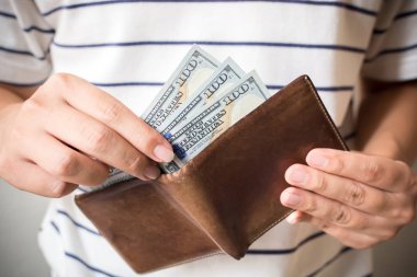 Bizi Amerikan tutan adamın elini para birimi dolar para ile 