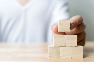 Tahta blokları merdiven gibi diziyorum. Büyüme süreci için iş konsepti
