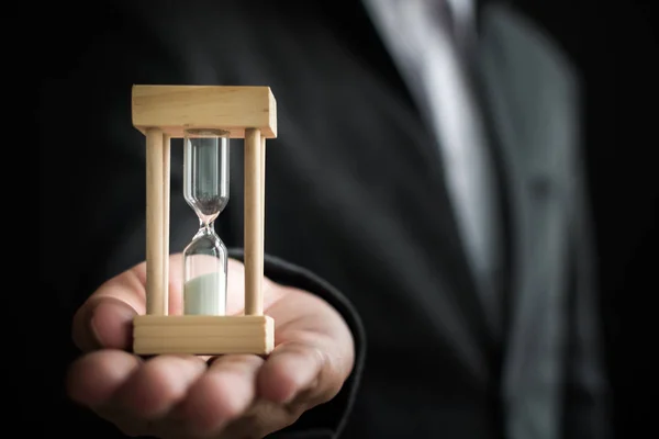 Empresario de la mano celebración reloj de arena, concepto de gestión del tiempo —  Fotos de Stock