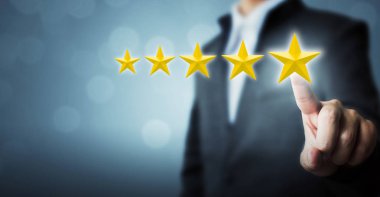 İşadamı şirket notunu artırmak için beş yıldız işareti gösteriyor