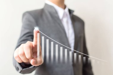 Büyüme iş işadamı el ok grafik adım yukarı işaret ve finansal yatırım