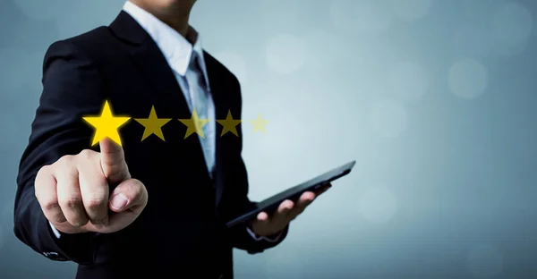 Revisión y calificación de aumentar el concepto de empresa, hombre de negocios mano tocando cinco estrellas —  Fotos de Stock