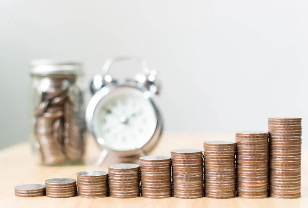 Coin stack step crescendo fino al successo finanziario con orologio e vaso, Risparmia denaro e concetto di investimento, Copia lo spazio per il tuo testo — Foto Stock