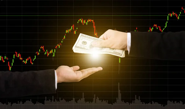 Hand innehav penning överföring med grafen aktie marknaden suddig bakgrund, finans-och investerings koncept — Stockfoto