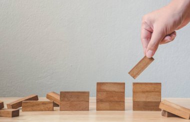 Tahta blokları merdiven gibi diziyorum. Büyüme süreci için iş konsepti