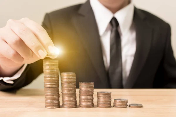 사업가 손 퍼팅 동전 스택 단계 증가 비용, 금융 및 투자 개념 — 스톡 사진