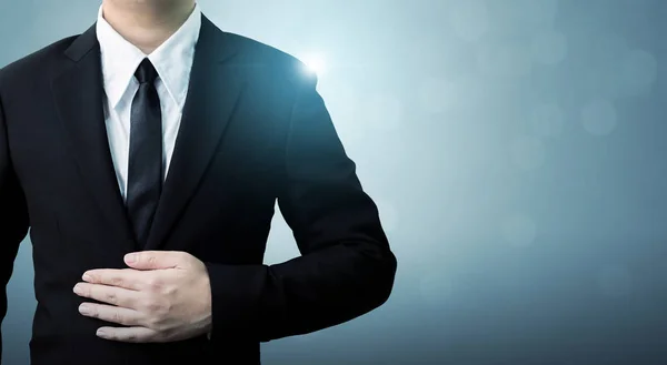 Молодой исполнительный бизнесмен в костюме с копировальным пространством, Успех сотрудников в концепции компании — стоковое фото