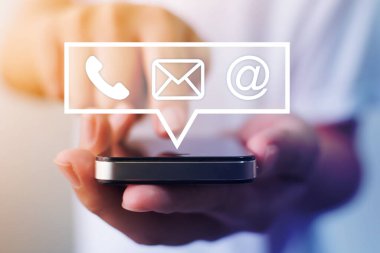Erkek ellerinin ikon telefon, cep telefonu ve adresi olan akıllı telefon kullanırken yakın plan görüntüsü. Bağlantı ve e-posta pazarlama kavramı ile bağlantı kurun