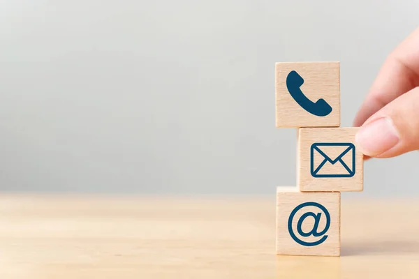 Ağaç bloğu sembolü, telefon, e-posta, adres. Web sitesi bizimle ya da e-posta pazarlama konseptiyle iletişime geçin