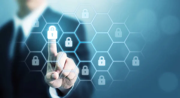 Güvenlik ağı güvenlik bilgisayarı ve veri konseptinizi güvene alın. İsimsiz bir hacker tarafından dijital suç