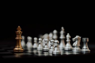 İş adamı konsepti. Satranç tahtası stratejisi planlaması ve yarışması