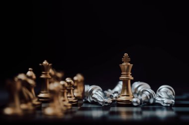 İş adamı konsepti. Satranç tahtası stratejisi planlaması ve yarışması